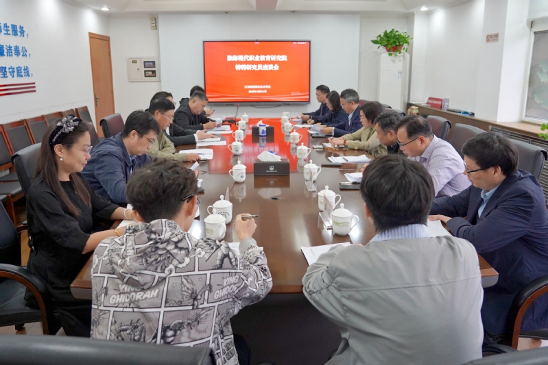我校组织召开淮海现代职业教育研究院特聘研究员座谈会